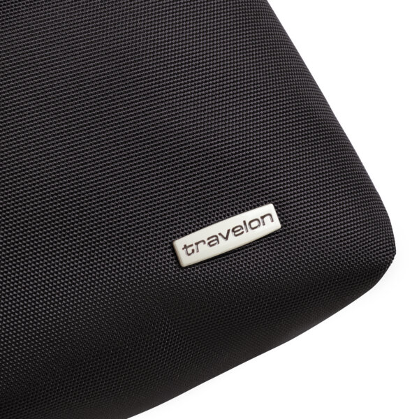 Travelon-logo op de Travelon Classic grote crossbody tas in zwart