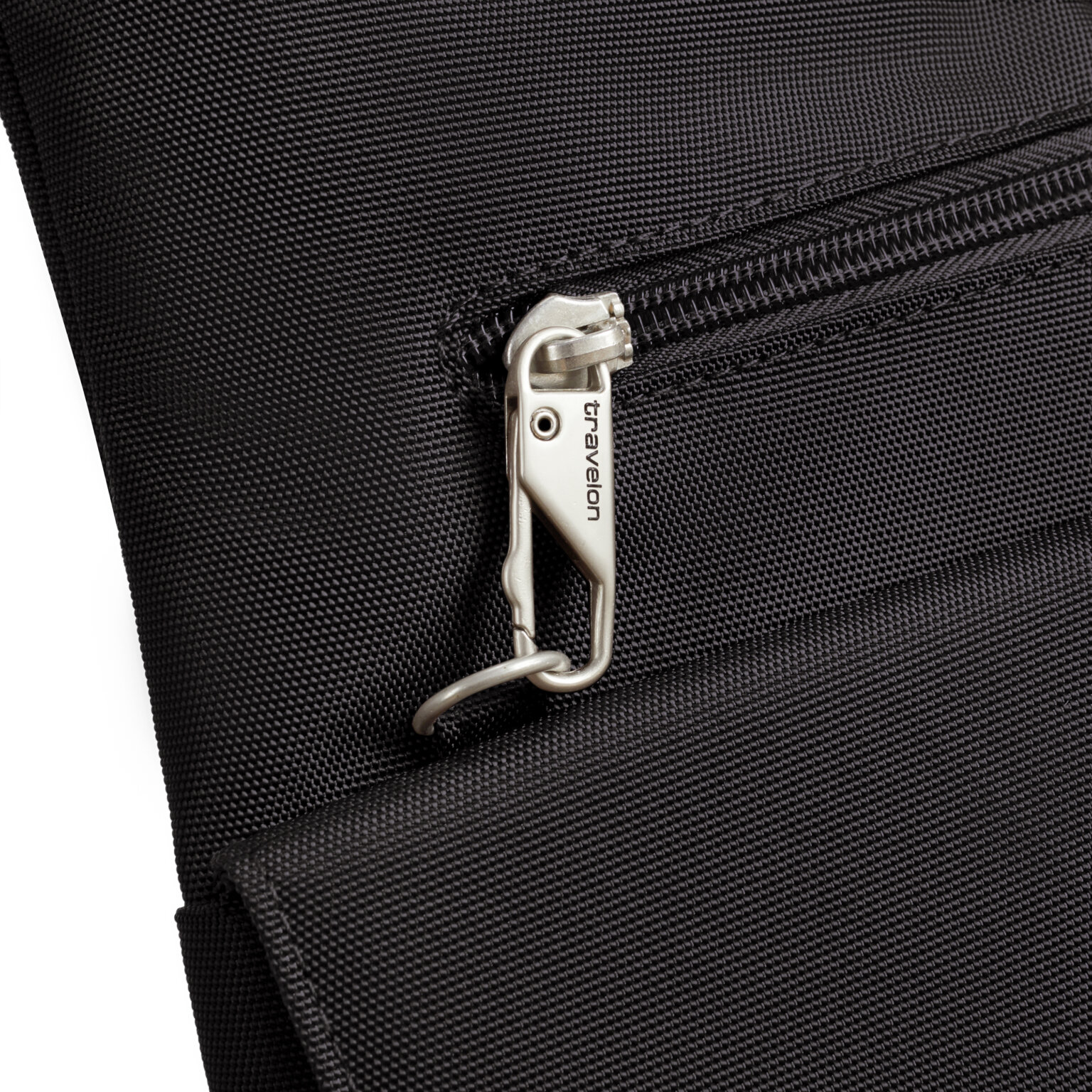 Detail van de vergrendelbare rits van de Travelon Classic grote crossbody tas in zwart