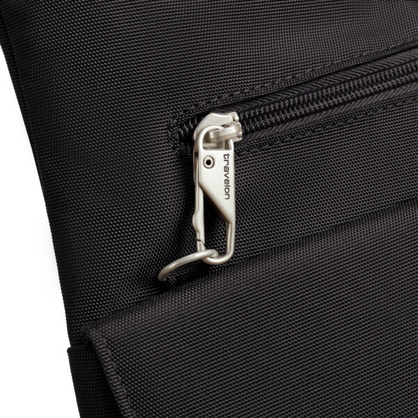 Detail van de vergrendelbare rits van de Travelon Classic grote crossbody tas in zwart