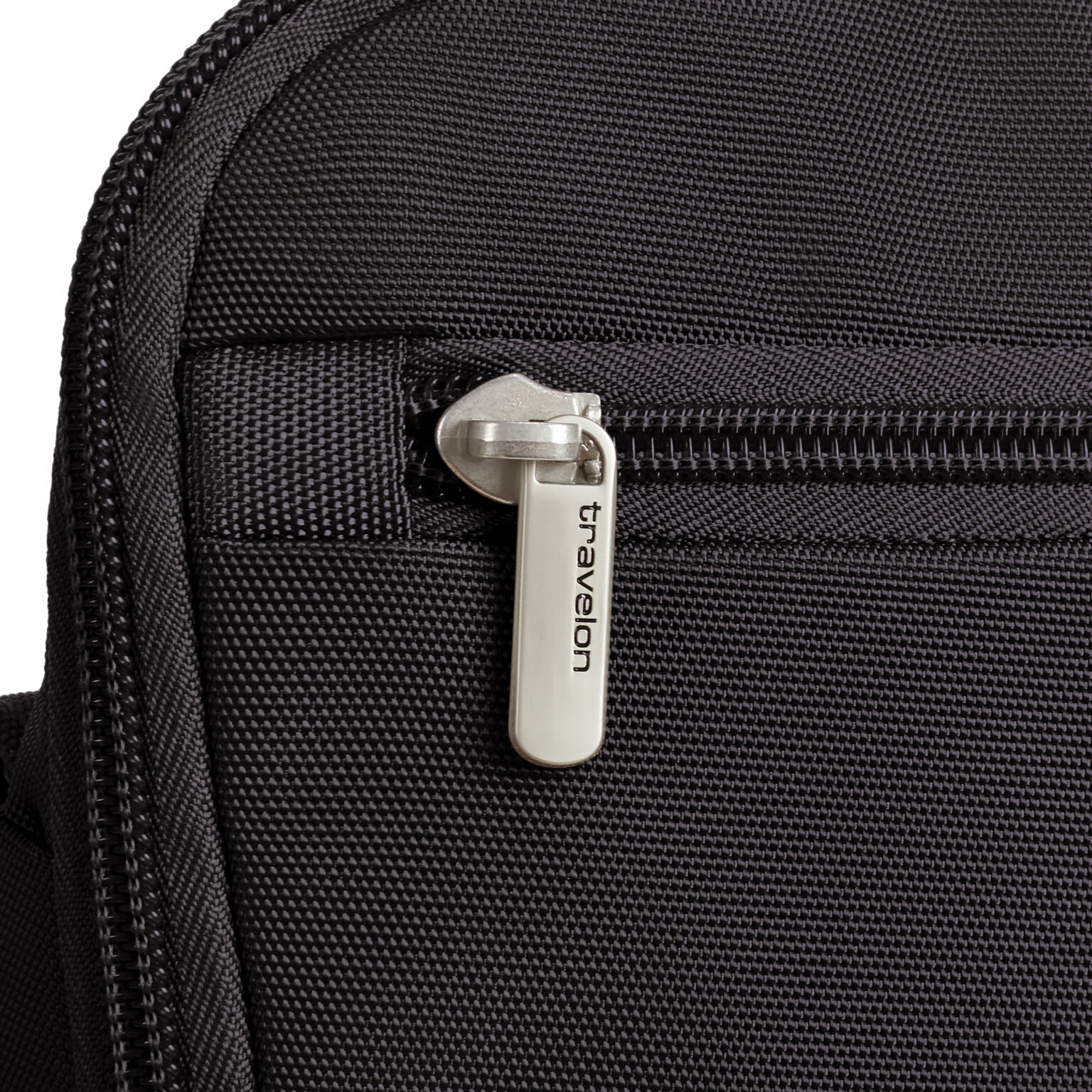Detail van de rits op het voorvak van de Travelon Classic grote crossbody tas in zwart