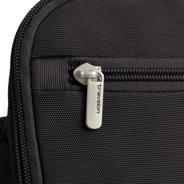 Detail van de rits op het voorvak van de Travelon Classic grote crossbody tas in zwart