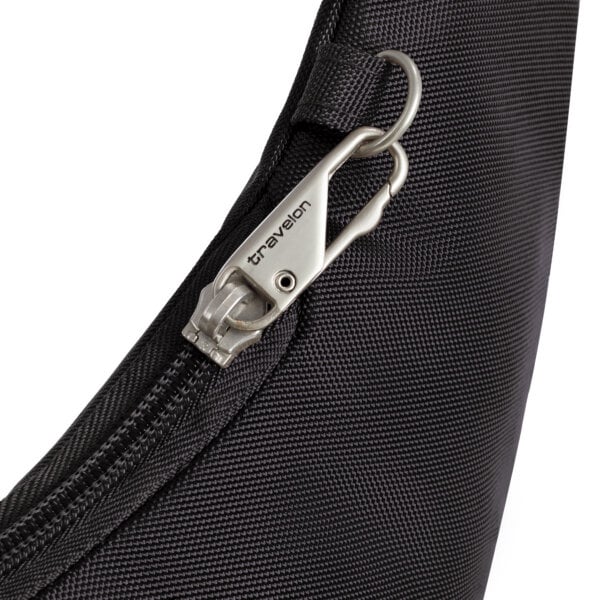 Vergrendelbare ritstrekkers van de Travelon Classic grote crossbody tas in zwart