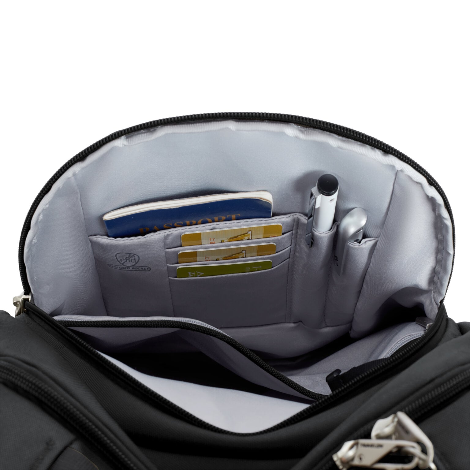 Indelingspaneel van de Travelon Classic Journeys rugzak in zwart met pasjes en pennen