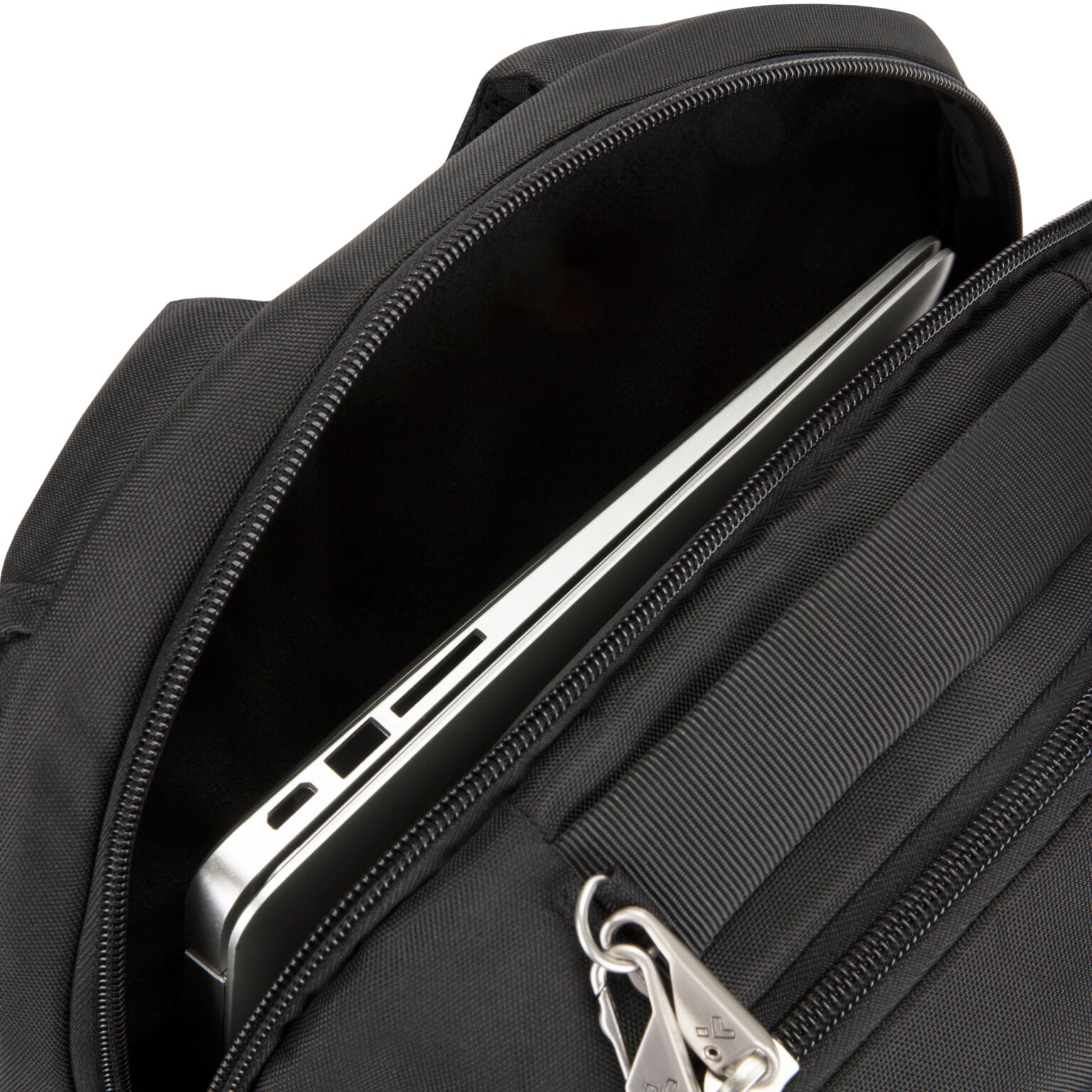 Detail van het gevoerde laptopvak van de Travelon Classic Journeys rugzak in zwart