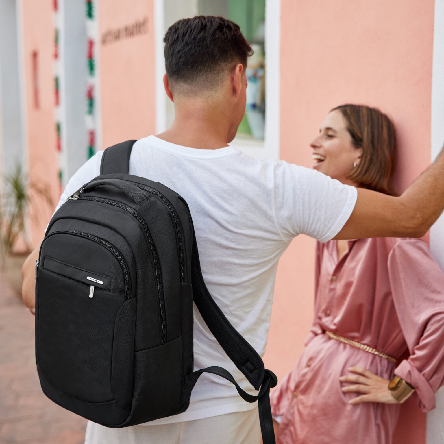 Man met de Travelon Classic Journeys laptop rugzak in zwart onderweg