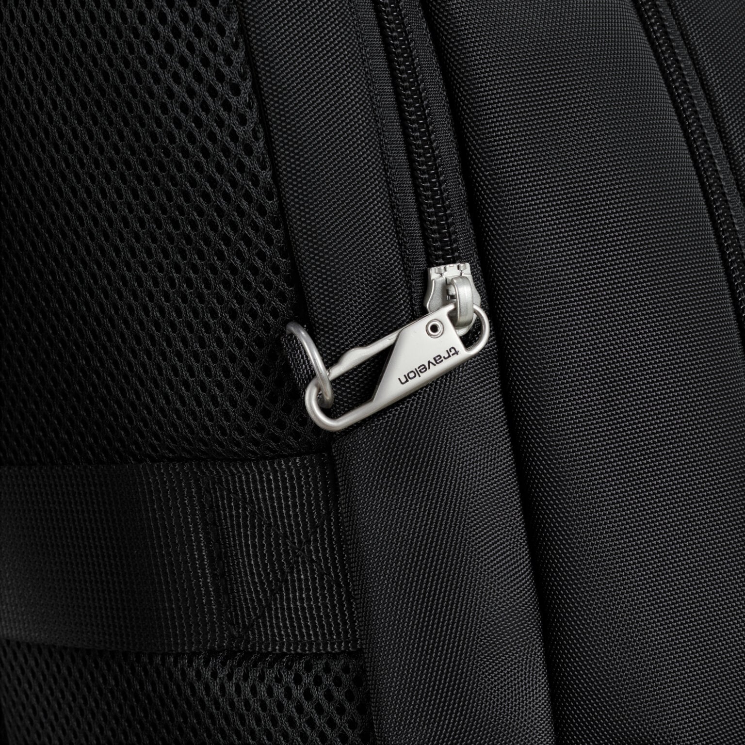Vergrendelde ritstrekker van het laptopvak van de Travelon Classic Journeys rugzak in zwart