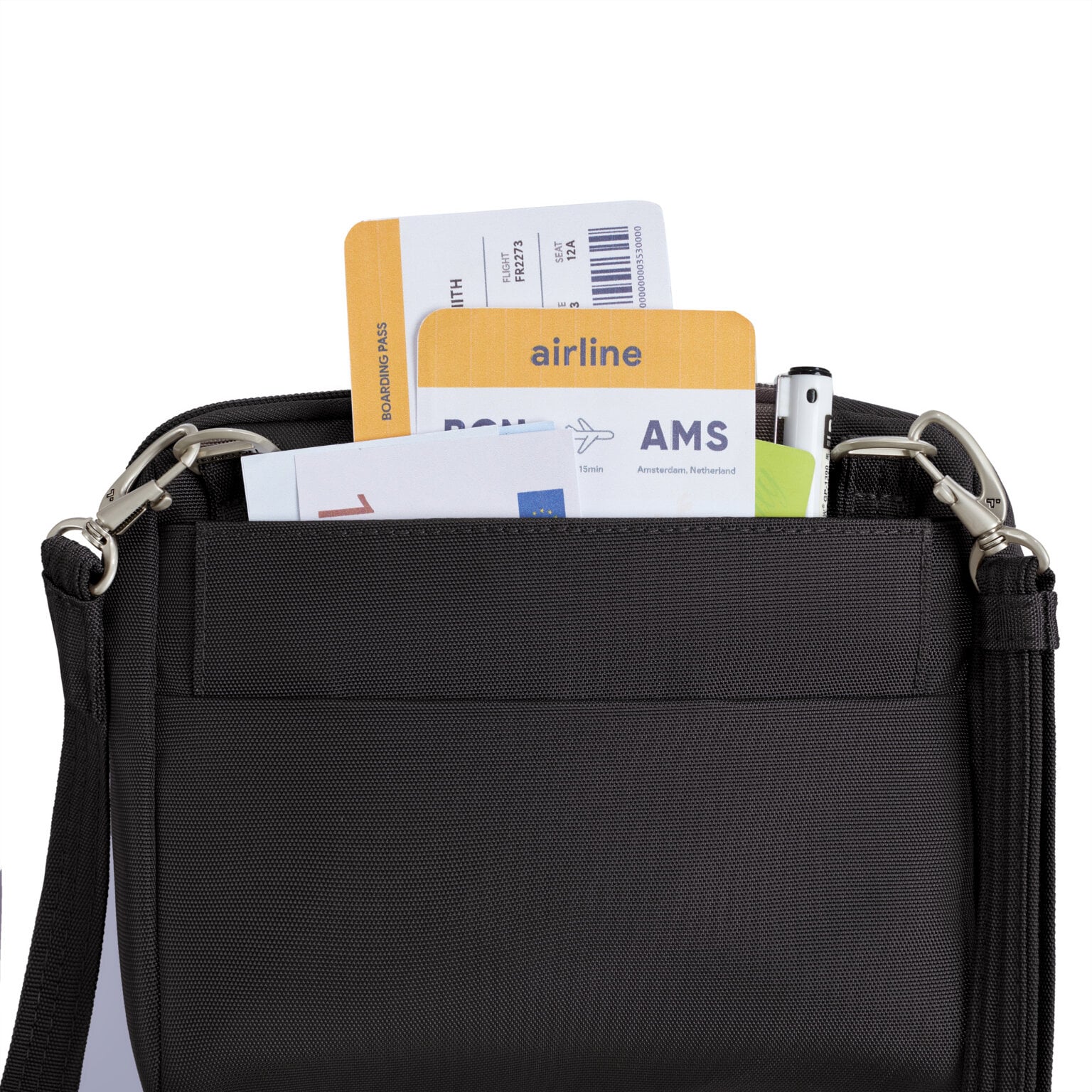 Achtervak van de Travelon Classic kleine crossbody of heuptas in zwart met instapkaarten en documenten