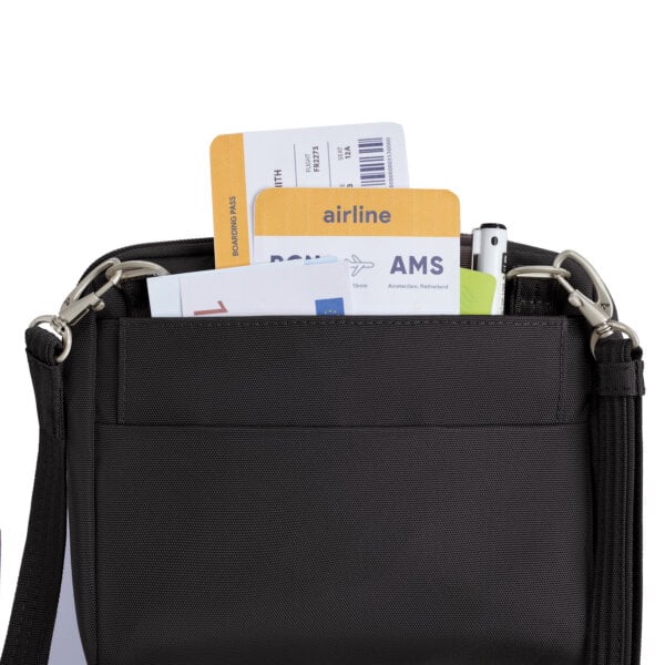 Achtervak van de Travelon Classic kleine crossbody of heuptas in zwart met instapkaarten en documenten