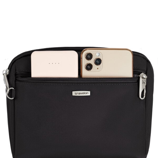 Achtervak van de Travelon Classic kleine crossbody of heuptas in zwart met telefoon en powerbank