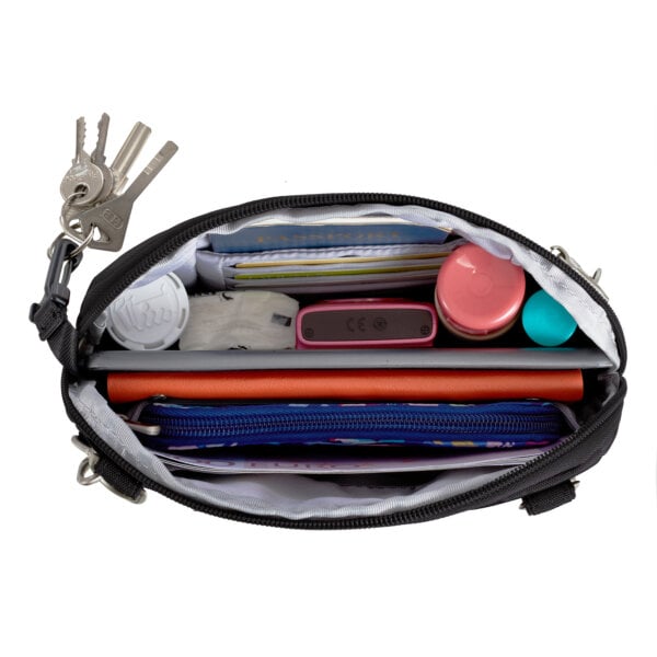 Hoofdvak van de Travelon Classic kleine crossbody of heuptas in zwart met sleutels, pen, make-up en documenten
