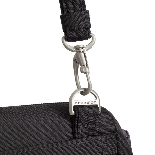 Lockdown-bevestiging van de schouderband van de Travelon Classic kleine crossbody of heuptas in zwart