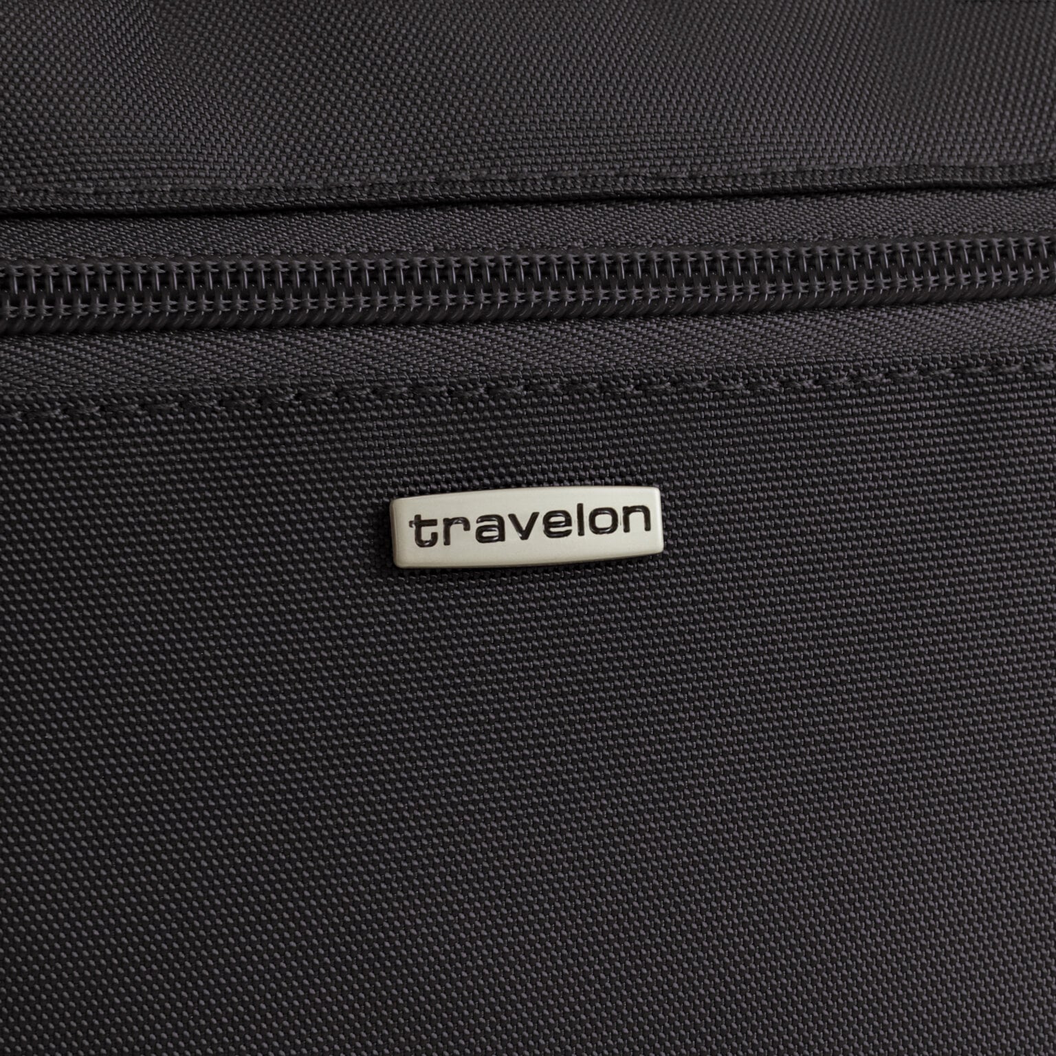 Travelon-logo op de Travelon Classic kleine crossbody of heuptas in zwart