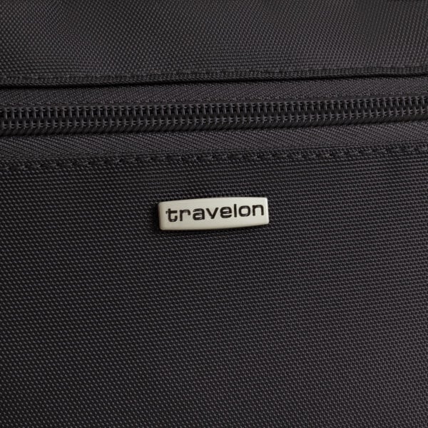 Travelon-logo op de Travelon Classic kleine crossbody of heuptas in zwart