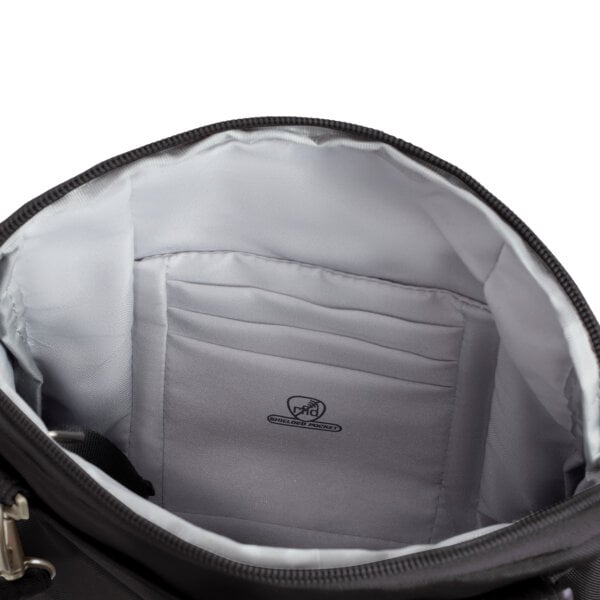 RFID-beschermde kaartvakken binnenin de Travelon Classic kleine crossbody of heuptas in zwart