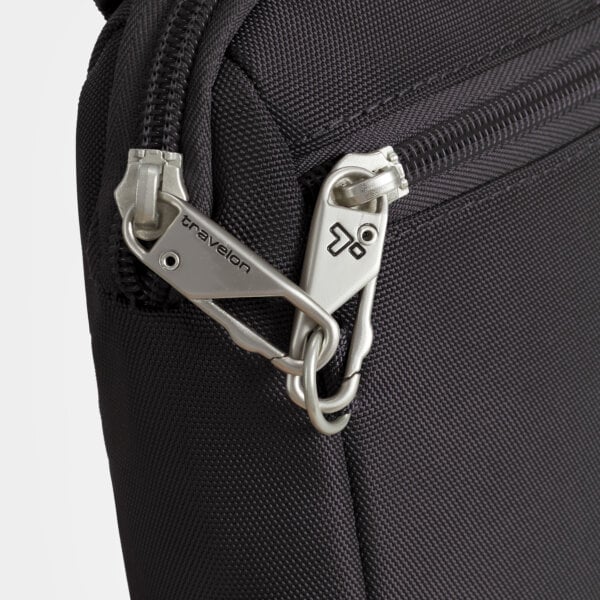 Vergrendelbare ritstrekkers van de Travelon Classic kleine crossbody of heuptas in zwart