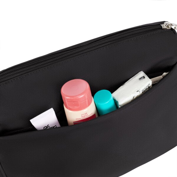 Achtervak van de Travelon Classic kleine crossbody tas in zwart met verzorgingsspullen