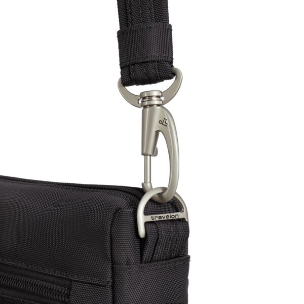 Lockdown-bevestiging van de schouderband van de Travelon Classic kleine crossbody tas in zwart