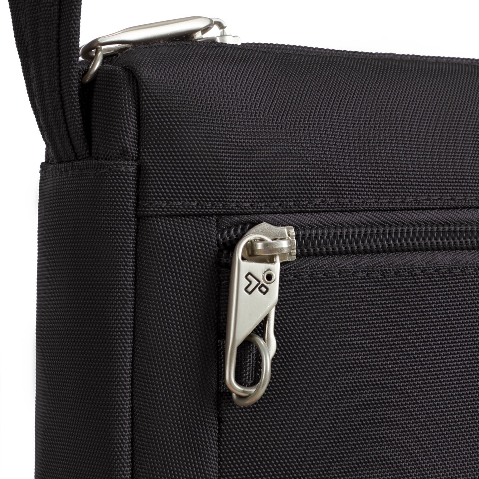 Detail van de vergrendelbare rits van de Travelon Classic kleine crossbody tas in zwart