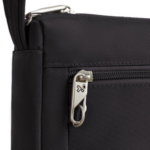 Detail van de vergrendelbare rits van de Travelon Classic kleine crossbody tas in zwart