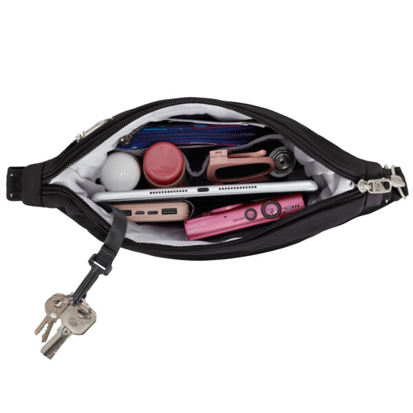 Hoofdvak van de Travelon Classic messenger tas in zwart met make-up, telefoon en sleutels