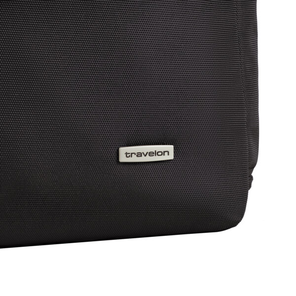 Travelon-logo op de Travelon Classic messenger tas in zwart