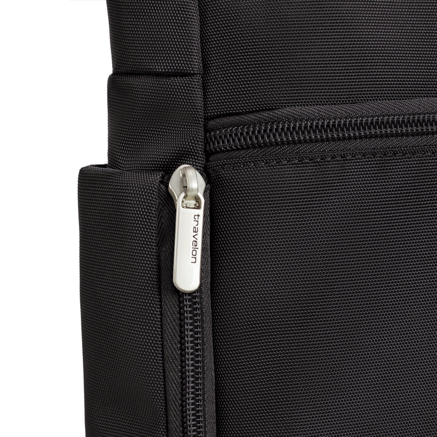 Detail van de rits op het voorvak van de Travelon Classic messenger tas in zwart