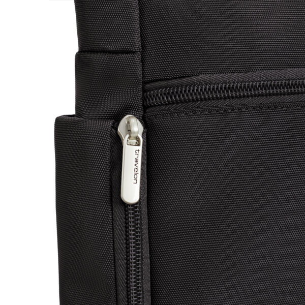 Detail van de rits op het voorvak van de Travelon Classic messenger tas in zwart