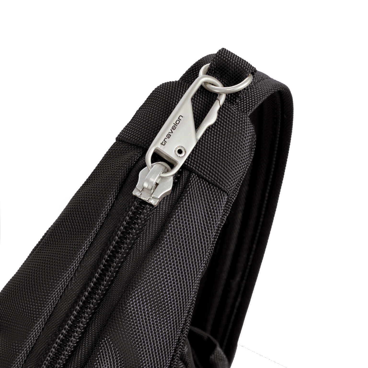 Vergrendelde ritstrekkers van de Travelon Classic messenger tas in zwart