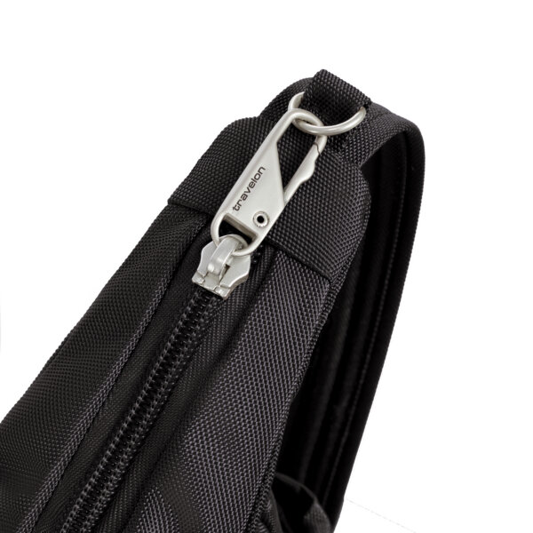 Vergrendelde ritstrekkers van de Travelon Classic messenger tas in zwart