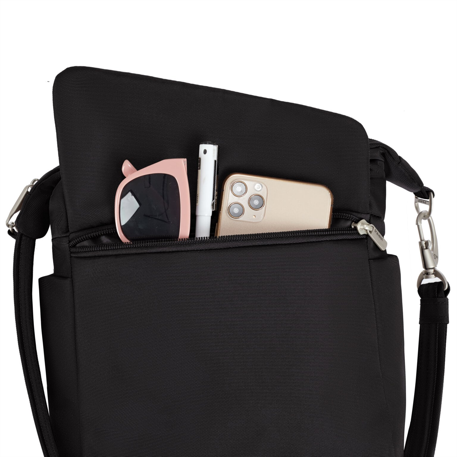 Voorvak van de Travelon Classic messenger tas in zwart met zonnebril en telefoon