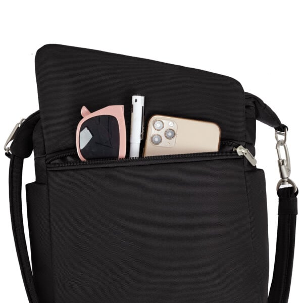 Voorvak van de Travelon Classic messenger tas in zwart met zonnebril en telefoon