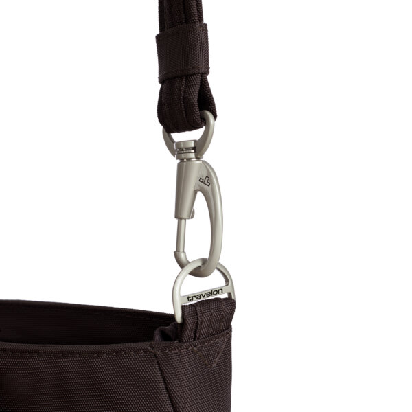Lockdown-bevestiging van de schouderband van de Travelon Classic mini schoudertas in zwart