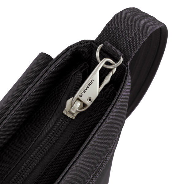 Vergrendelbare ritstrekkers van de Travelon Classic mini schoudertas in zwart