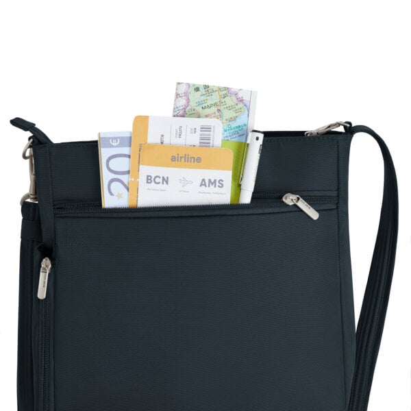 Achtervak van de Travelon Classic N/S crossbody tas in midnight blauw met geld, kaart en instapkaarten