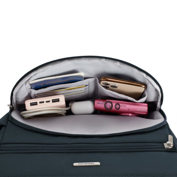 Hoofdvak van de Travelon Classic N/S crossbody tas in midnight blauw met powerbank, telefoon en oplader