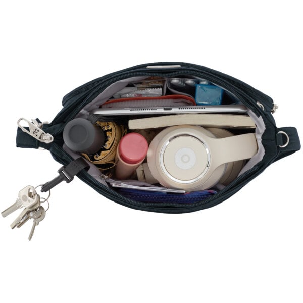 Hoofdvak van de Travelon Classic N/S crossbody tas in midnight blauw met sleutels, make-up en koptelefoon