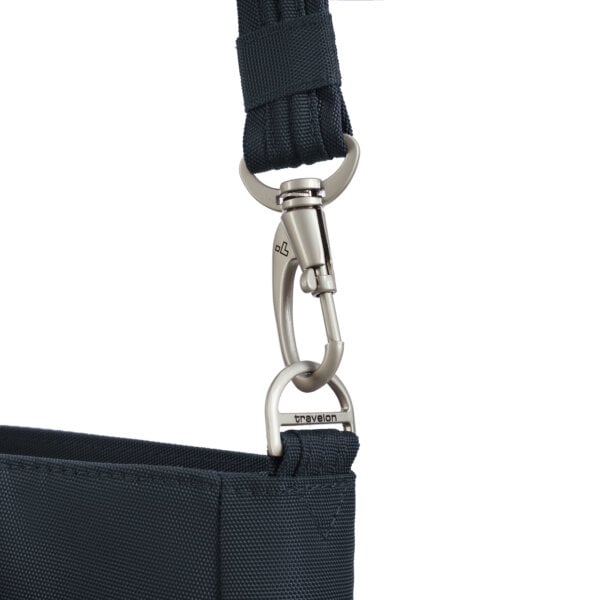 Lockdown-bevestiging van de schouderband van de Travelon Classic N/S crossbody tas in midnight blauw