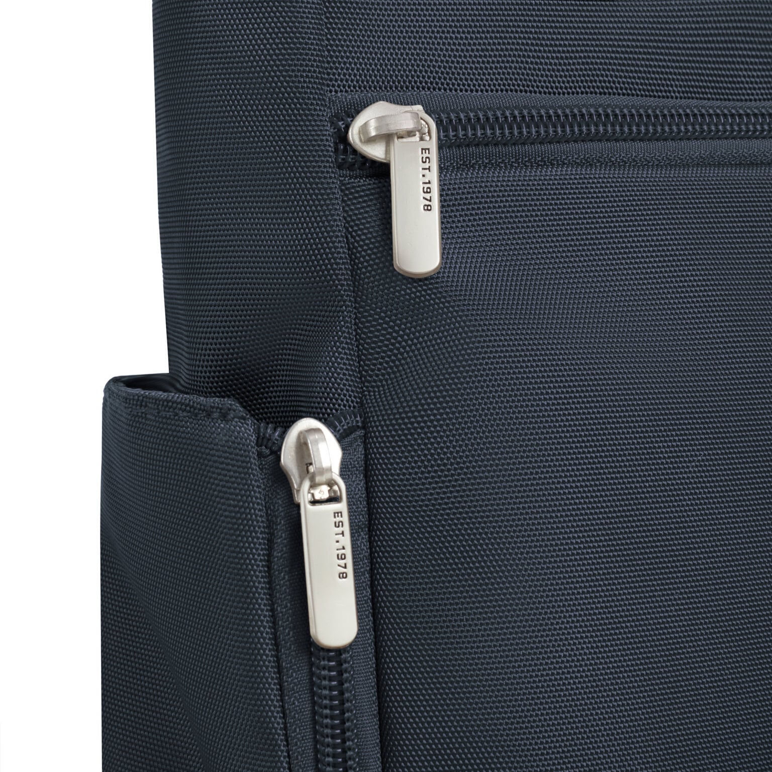 Detail van de vergrendelbare ritsen van de Travelon Classic N/S crossbody tas in midnight blauw