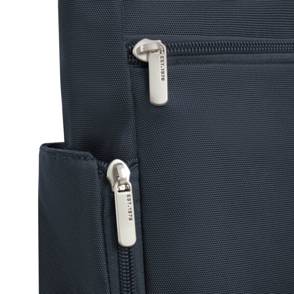 Detail van de vergrendelbare ritsen van de Travelon Classic N/S crossbody tas in midnight blauw