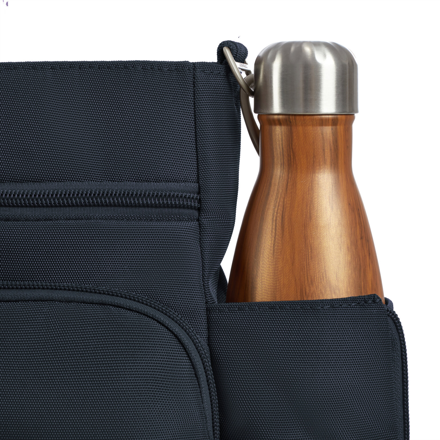 Zijvak van de Travelon Classic N/S crossbody tas in midnight blauw met een drinkfles