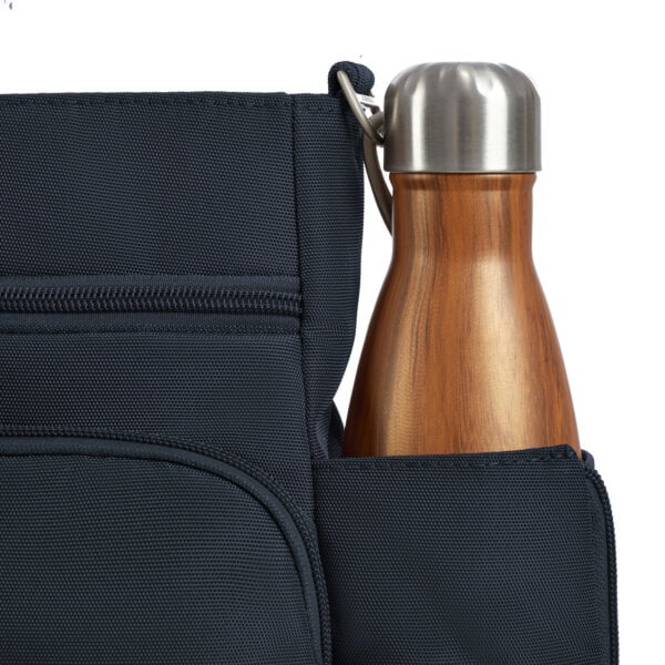 Zijvak van de Travelon Classic N/S crossbody tas in midnight blauw met een drinkfles