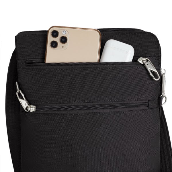 Achtervak van de Travelon Classic slanke crossbody tas in zwart met telefoon en powerbank