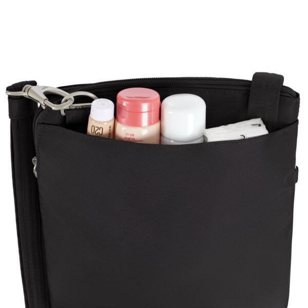 Achtervak van de Travelon Classic slanke crossbody tas in zwart met verzorgingsspullen