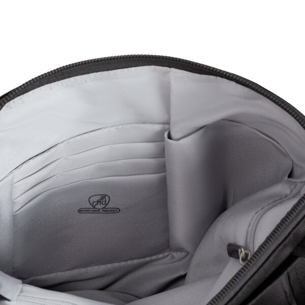 Binnenvakken van de Travelon Classic slanke crossbody tas in zwart