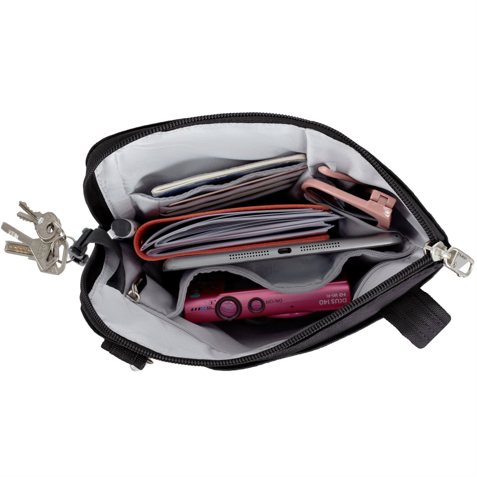 Hoofdvak van de Travelon Classic slanke crossbody tas in zwart met sleutels, portemonnee en telefoon