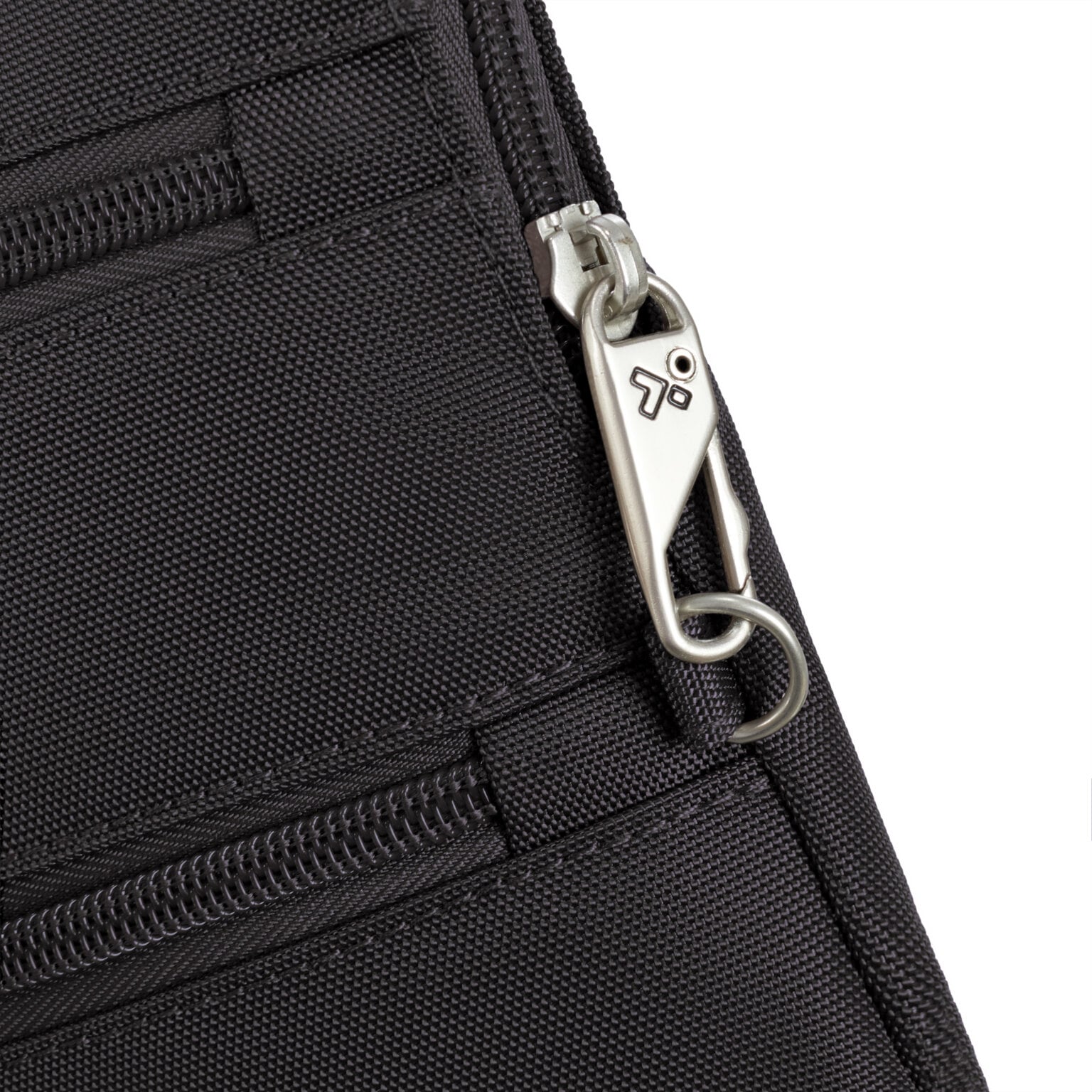 Detail van de vergrendelbare rits van de Travelon Classic slanke crossbody tas in zwart