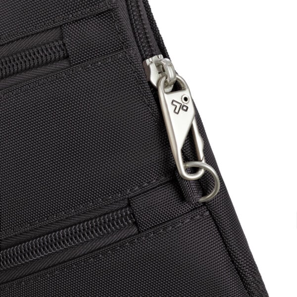 Detail van de vergrendelbare rits van de Travelon Classic slanke crossbody tas in zwart