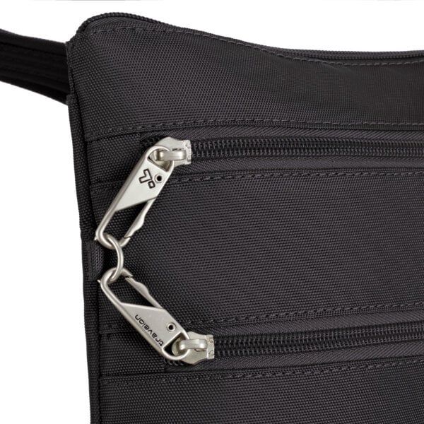 Vergrendelbare ritstrekkers van de Travelon Classic slanke crossbody tas in zwart