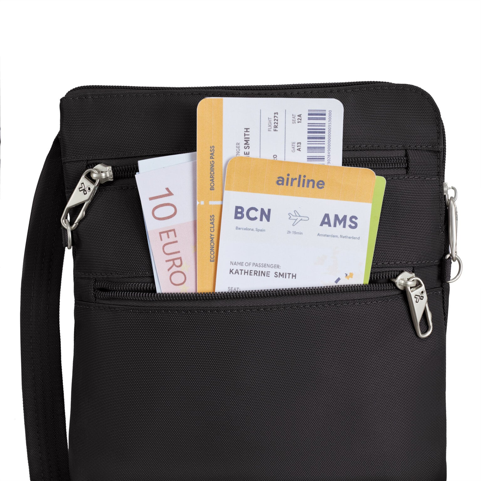 Voorvak van de Travelon Classic slanke crossbody tas in zwart met geld en instapkaarten