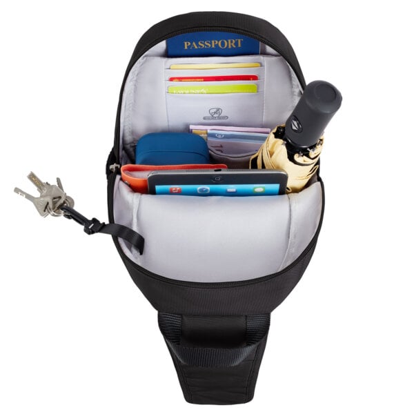 Hoofdvak van de Travelon Classic sling tas in zwart met paspoort, pasjes en paraplu
